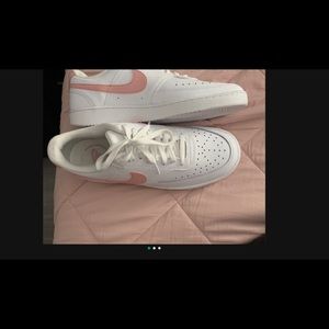 Nike low top with pink swoosh